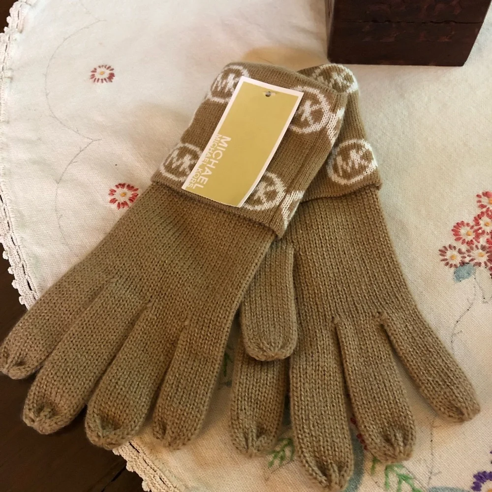 Michael by Michael Kors Jet Set Logo Cuff Knitted Gloves. Camel Color. One Size